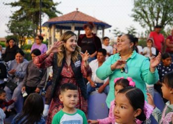 Lleva Brissa Arroyo diversión y sorpresas a niñez de  La Aldea y Atapaneo