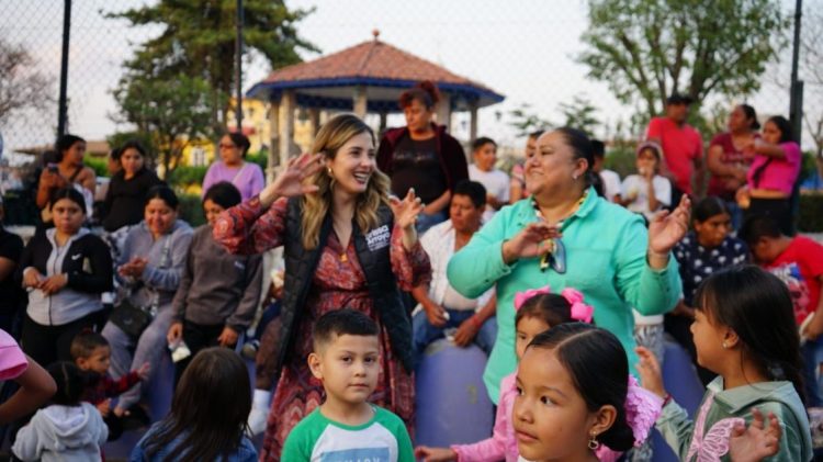 Lleva Brissa Arroyo diversión y sorpresas a niñez de  La Aldea y Atapaneo