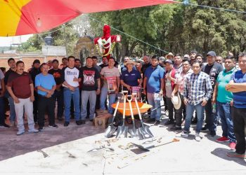 Alma Mireya González reconoce con gratitud la labor de los albañiles en el Día de la Santa Cruz