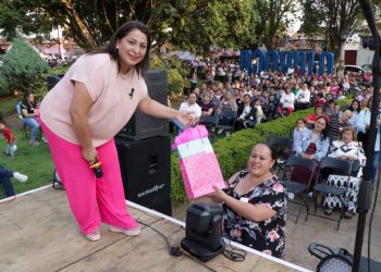 Con verbena, regalos y mucho cariño, celebran a las mamás en Quiroga