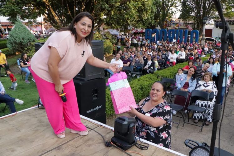 Con verbena, regalos y mucho cariño, celebran a las mamás en Quiroga