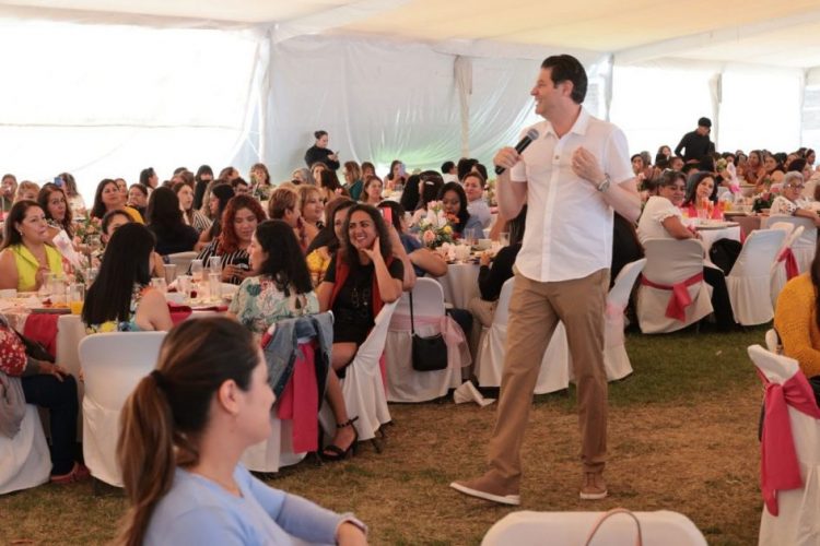 Reconoce Alfonso Martínez a madres trabajadoras del Ayuntamiento como núcleo familiar