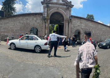 Miles de personas acuden al Panteón Municipal para conmemorar el Día de las Madres