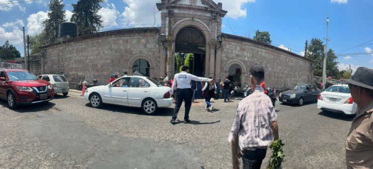 Miles de personas acuden al Panteón Municipal para conmemorar el Día de las Madres
