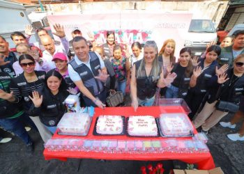Barragán y Vero Zamudio festejan a las mamás en el  mercado Independencia