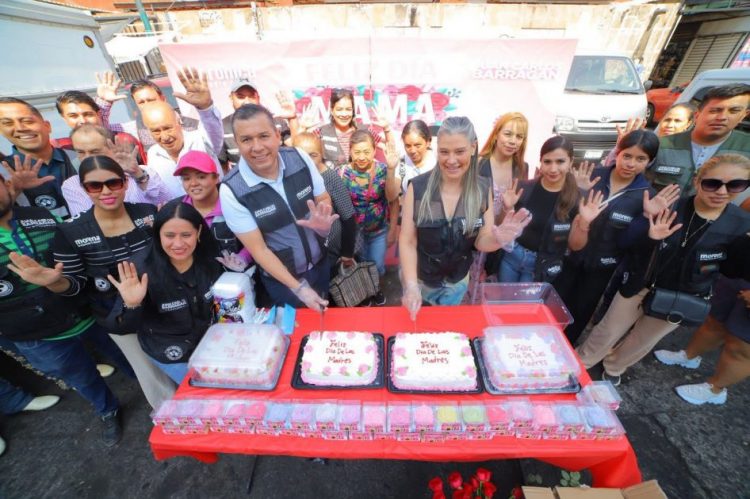 Barragán y Vero Zamudio festejan a las mamás en el mercado Independencia