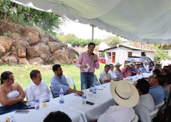 Se reúne Alfonso Martínez con productores y liderazgos de Taretan