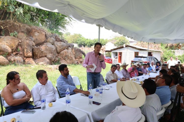 Se reúne Alfonso Martínez con productores y liderazgos de Taretan