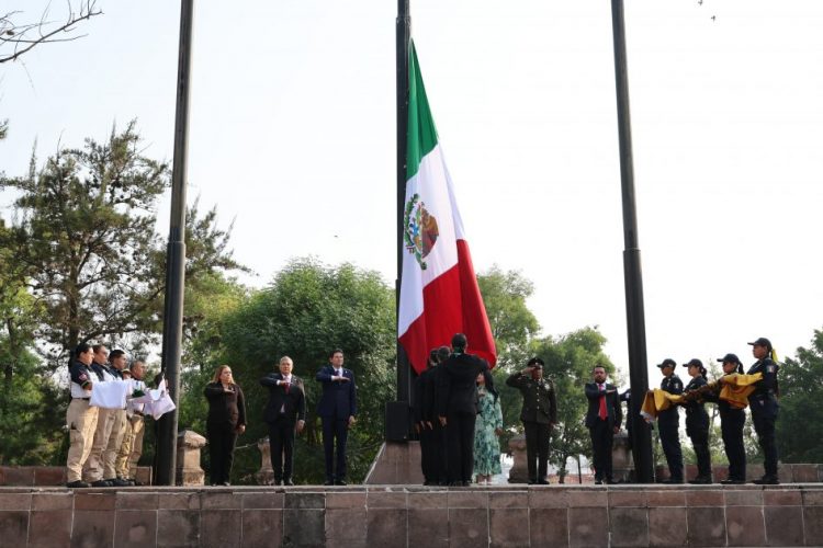 Encabeza Alfonso Martínez Alcázar, Izamiento de banderas por 484 Aniversario de Morelia