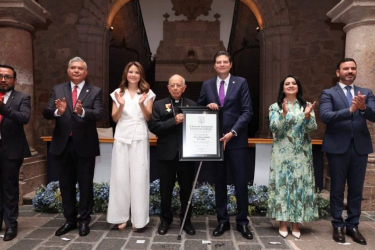 Recibe el Cardenal, Alberto Suárez Inda, la presea Generalísimo Morelos