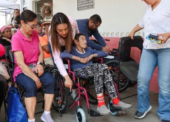 Entregan sillas de ruedas y aparatos auxiliares a personas con discapacidad en Zacapu