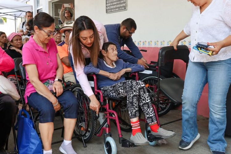 Entregan sillas de ruedas y aparatos auxiliares a personas con discapacidad en Zacapu