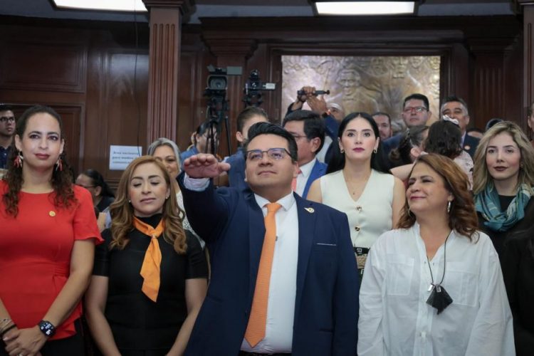 Toño Carreño Sosa rindió protesta como diputado de la LXXVI Legislatura