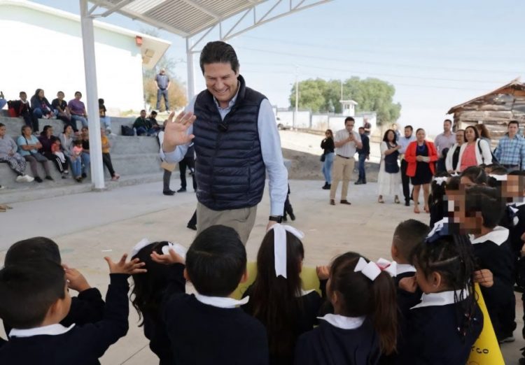 Ha entregado 11 techumbres, gobierno de Alfonso Martínez a escuelas y centros comunitarios