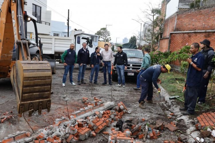 Supervisa Alfonso Martínez, jornada de limpieza; retiran escombros, maleza y basura