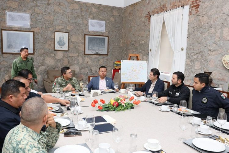 Se reúne Alfonso Martínez con mandos militares y civiles para afianzar coordinación