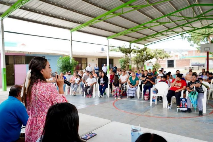 Mónica Valdez visita y apoya a la escuela primaria “Wenceslao Victoria”