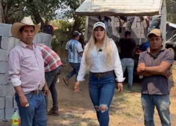 Entrega Humberto Jiménez apoyos a familias de Los Reyes para mejora de sus viviendas