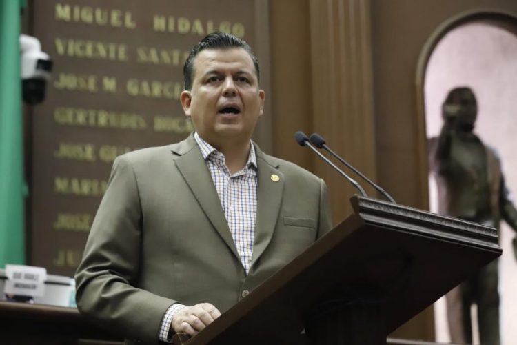 Propone Memo Valencia renovar placas cada diez años en Michoacán