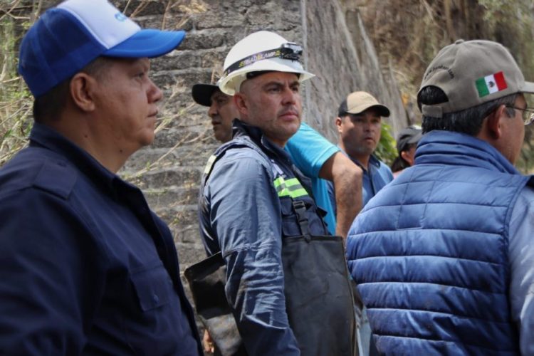 Adolfo Torres encabeza trabajos de mantenimiento en el canal de Cointzio