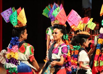 “El Latir de tu Tierra” hizo vibrar el Teatro Matamoros con música, baile y tradición