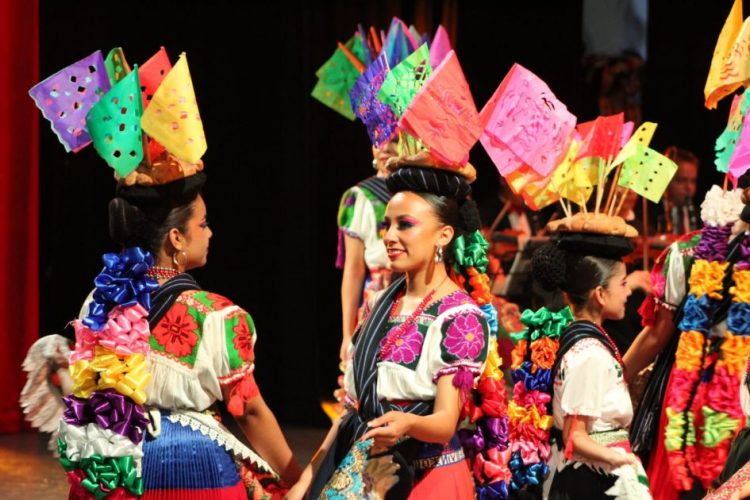 “El Latir de tu Tierra” hizo vibrar el Teatro Matamoros con música, baile y tradición