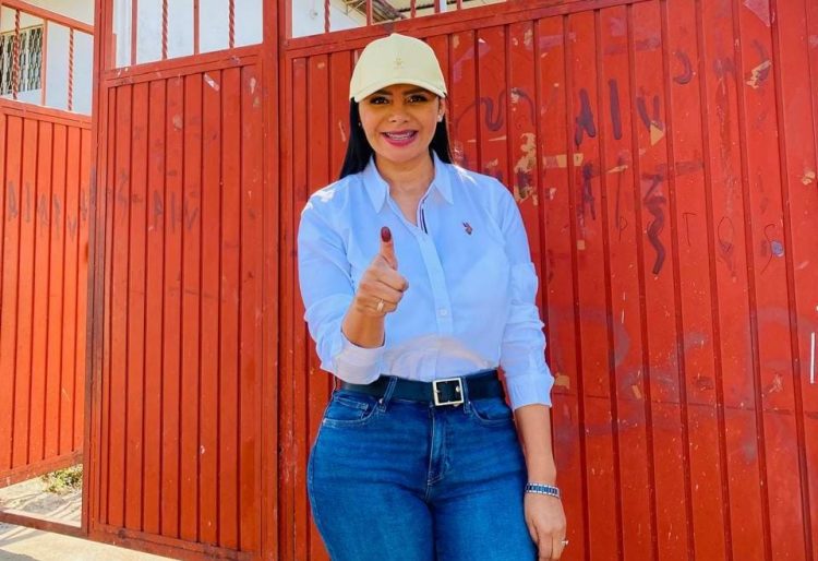 Araceli Saucedo emite su voto y destaca momento histórico para México