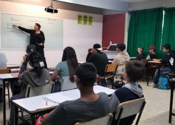 Jóvenes se alistan para examen de ingreso al Conalep Michoacán