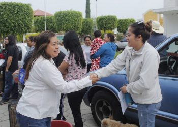 Belinda Iturbide entrega en Puruándiro 500 paquetes de aves de corral