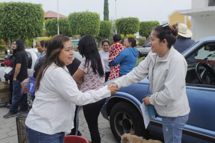 Belinda Iturbide entrega en Puruándiro 500 paquetes de aves de corral