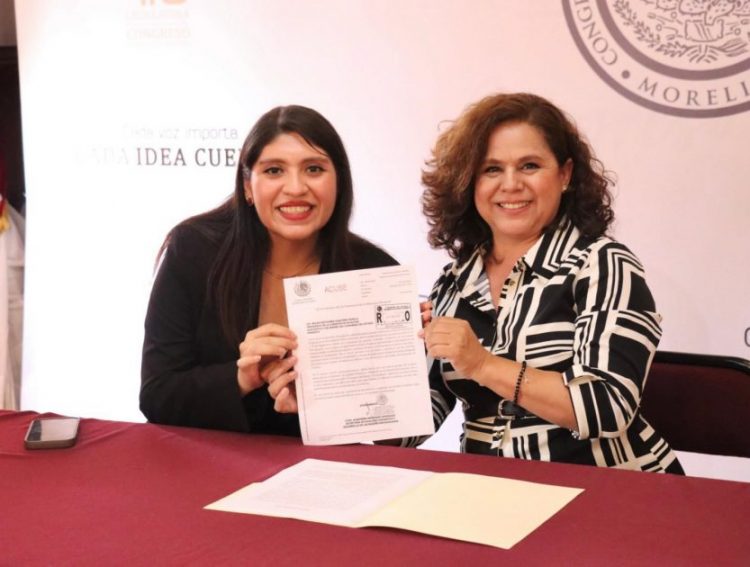 Entrega Seimujer iniciativa a Diputada Melba Albavera para uso de uniformes neutros en escuelas de Michoacán