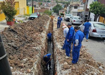 Adolfo Torres supervisa rehabilitación de red sanitaria en la colonia Isaac Arriaga