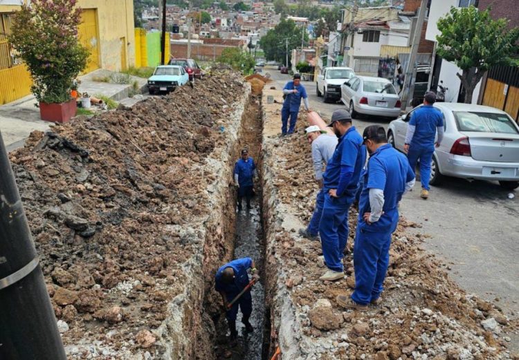 Adolfo Torres supervisa rehabilitación de red sanitaria en la colonia Isaac Arriaga