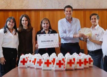 Alfonso Martínez entrega alcancías y donativo adicional a la Cruz Roja