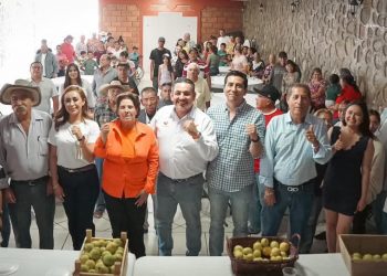 Víctor Manríquez continúa gira de trabajo en Michoacán; Charo y Jungapeo se pintan de naranja