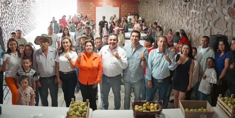 Víctor Manríquez continúa gira de trabajo en Michoacán; Charo y Jungapeo se pintan de naranja