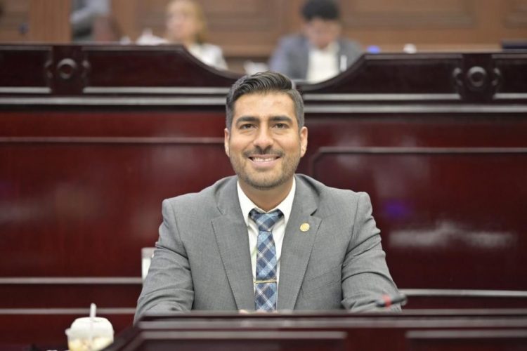 Poncho Chávez propone vigencia permanente para actas de nacimiento en Michoacán