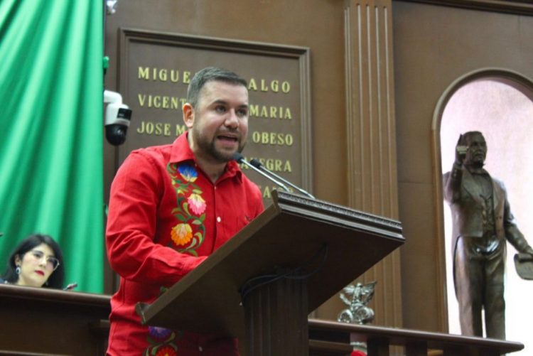 Propone Reyes Galindo reducción de regidores en municipios de Michoacán