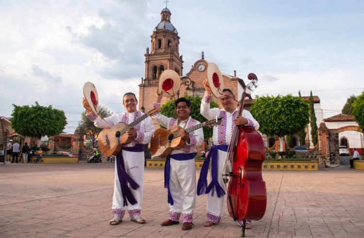 Adolfo Gabriel Castillo, es la voz viva de la pirekua