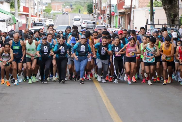 Celebró Quiroga a papá a lo grande con una carrera atlética que reunió a corredores de todo el país