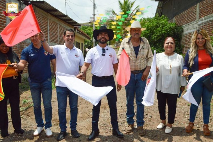 Humberto Jiménez cumple con hechos: inicia pavimentación en Los Palillos