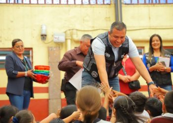 Comunidades escolares agradecen a Juan Carlos Barragán por Échale una Mano a las Escuelas