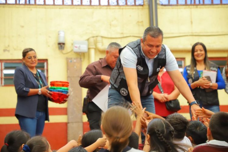 Comunidades escolares agradecen a Juan Carlos Barragán por Échale una Mano a las Escuelas