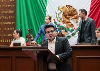 Toño Carreño presentó iniciativa de reforma constitucional para garantizar esquemas completos de vacunación en Michoacán