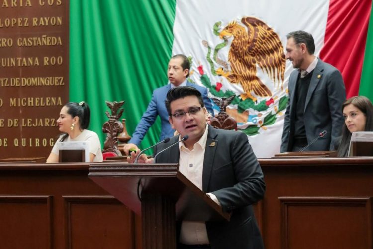 Toño Carreño presentó iniciativa de reforma constitucional para garantizar esquemas completos de vacunación en Michoacán