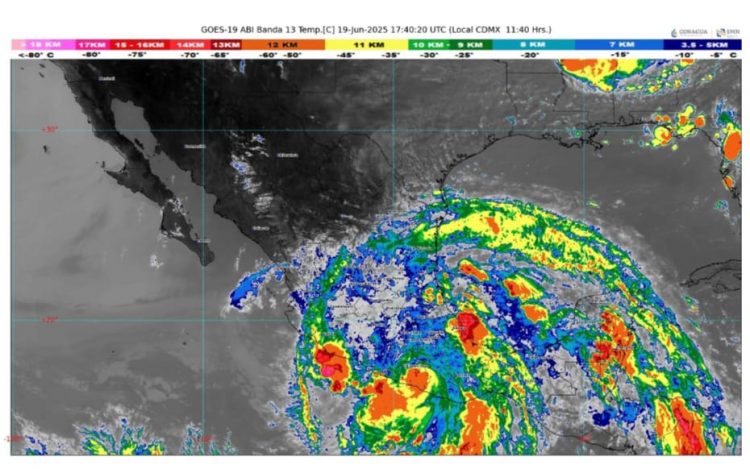 Huracán Erick pierde fuerza, pero Morelia se mantiene en alerta preventiva