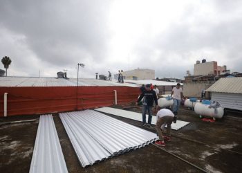 Comprometidos con espacios dignos, Gobierno de Zacapu repara techo del Mercado Morelos