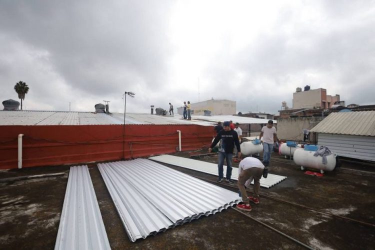 Comprometidos con espacios dignos, Gobierno de Zacapu repara techo del Mercado Morelos