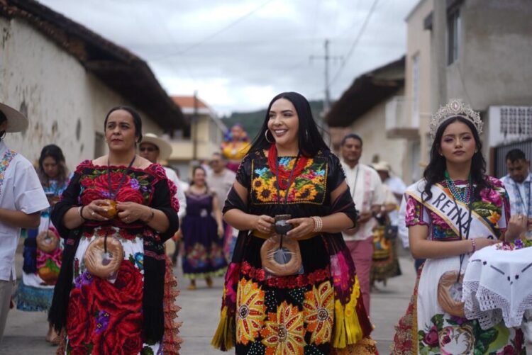 Adriana Campos celebra el Corpus Christi en Chilchota; una muestra viva de fe, cultura, tradiciones y unidad