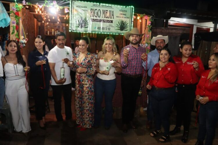 Octavio Ocampo acompaña el arranque del Festival del Mezcal y la Enchilada en Turicato